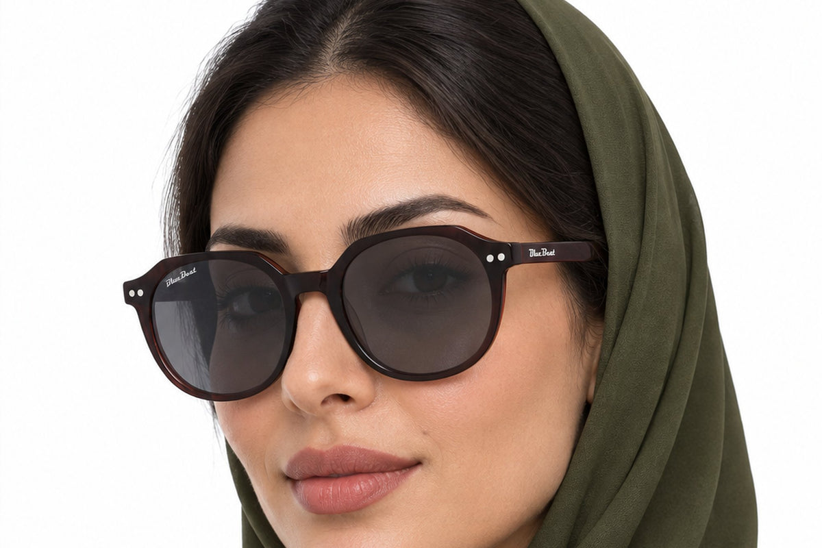 BLUE BEAT BB2027-50 Brown BR-C3 worn by a woman