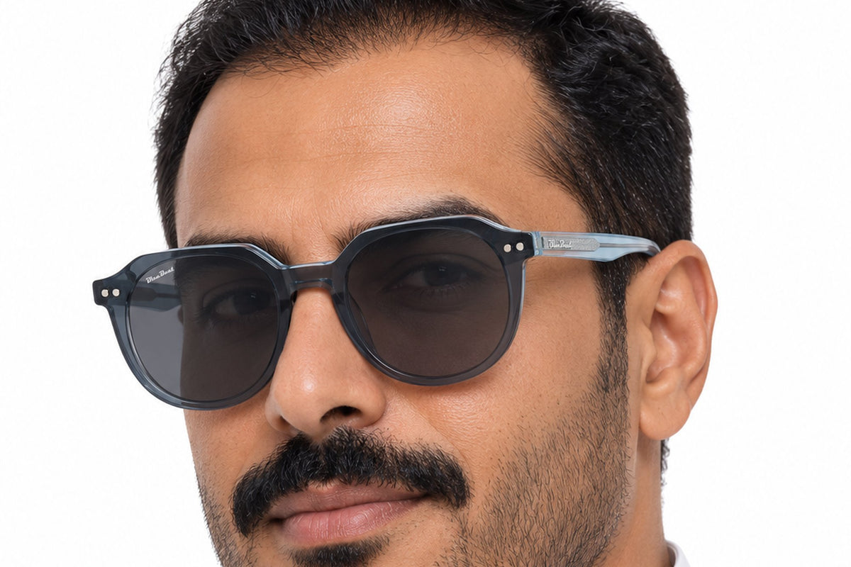 BLUE BEAT BB2027-50 Blue BU-C2 worn by a man