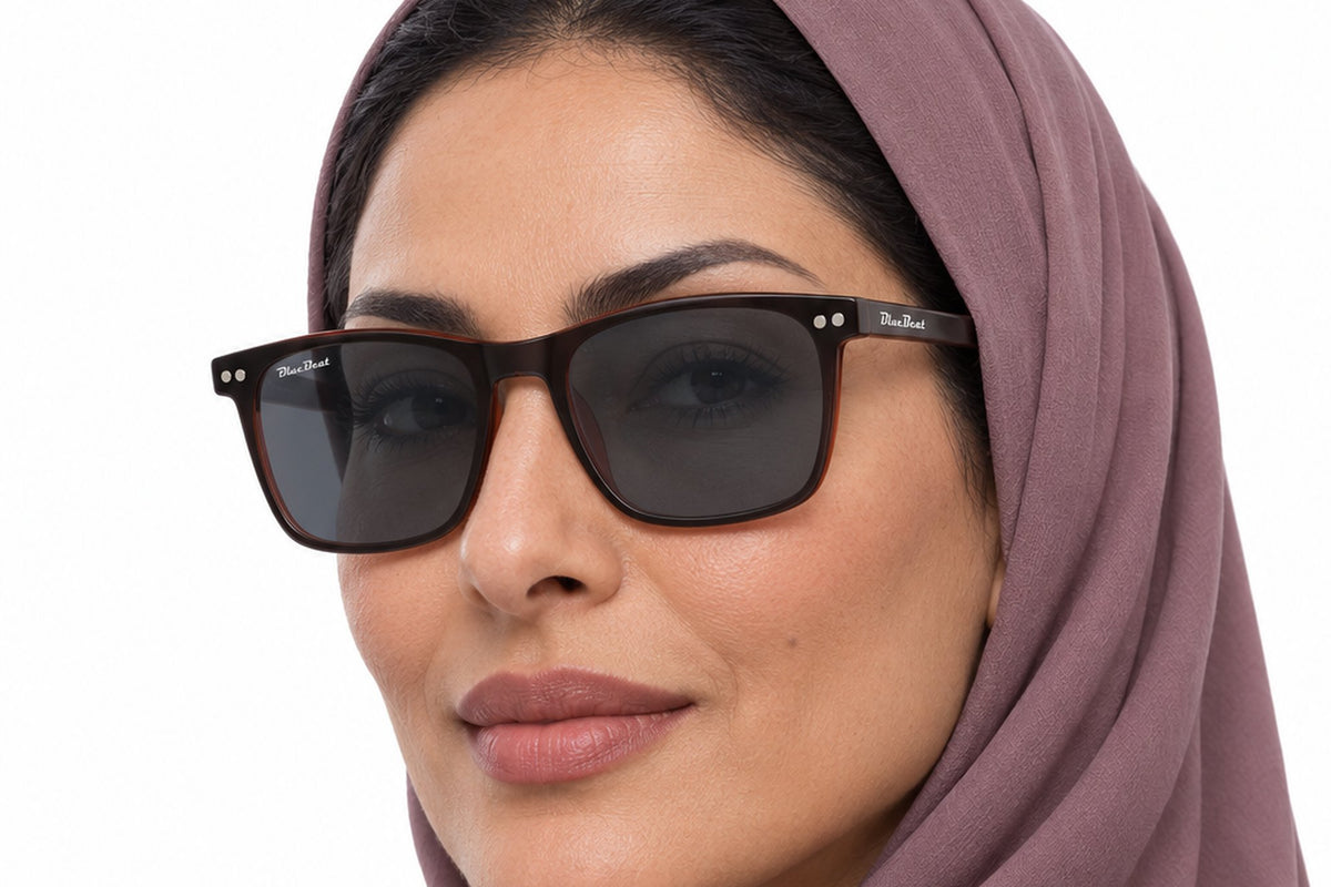 BLUE BEAT BB2027-49 Brown BR-C2 worn by a woman