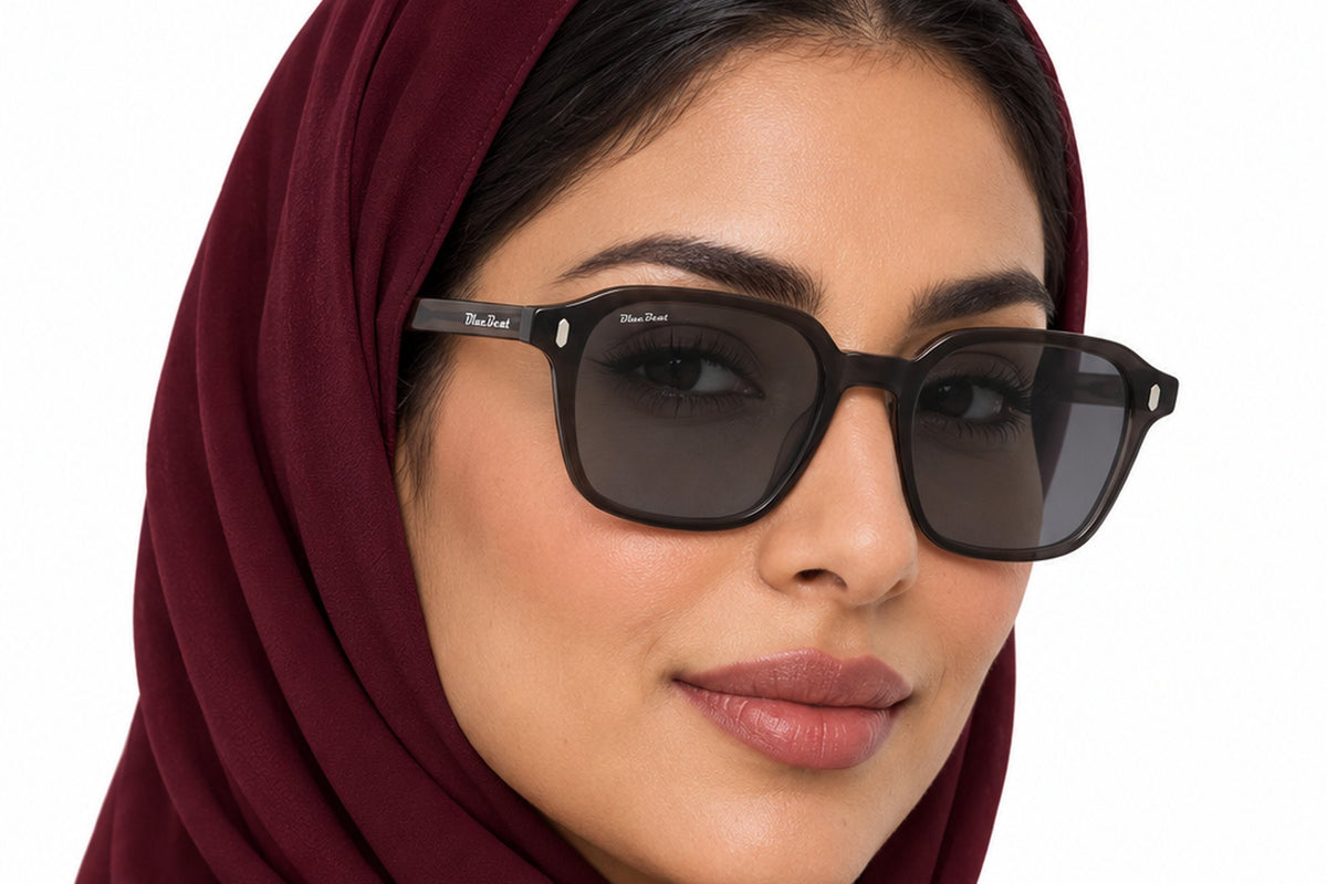 BLUE BEAT BB2027-36 Grey GY-C2 worn by a woman