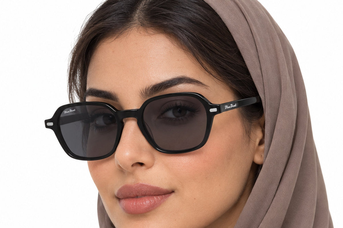 BLUE BEAT BB2027-37 Black BK-C1 worn by a woman