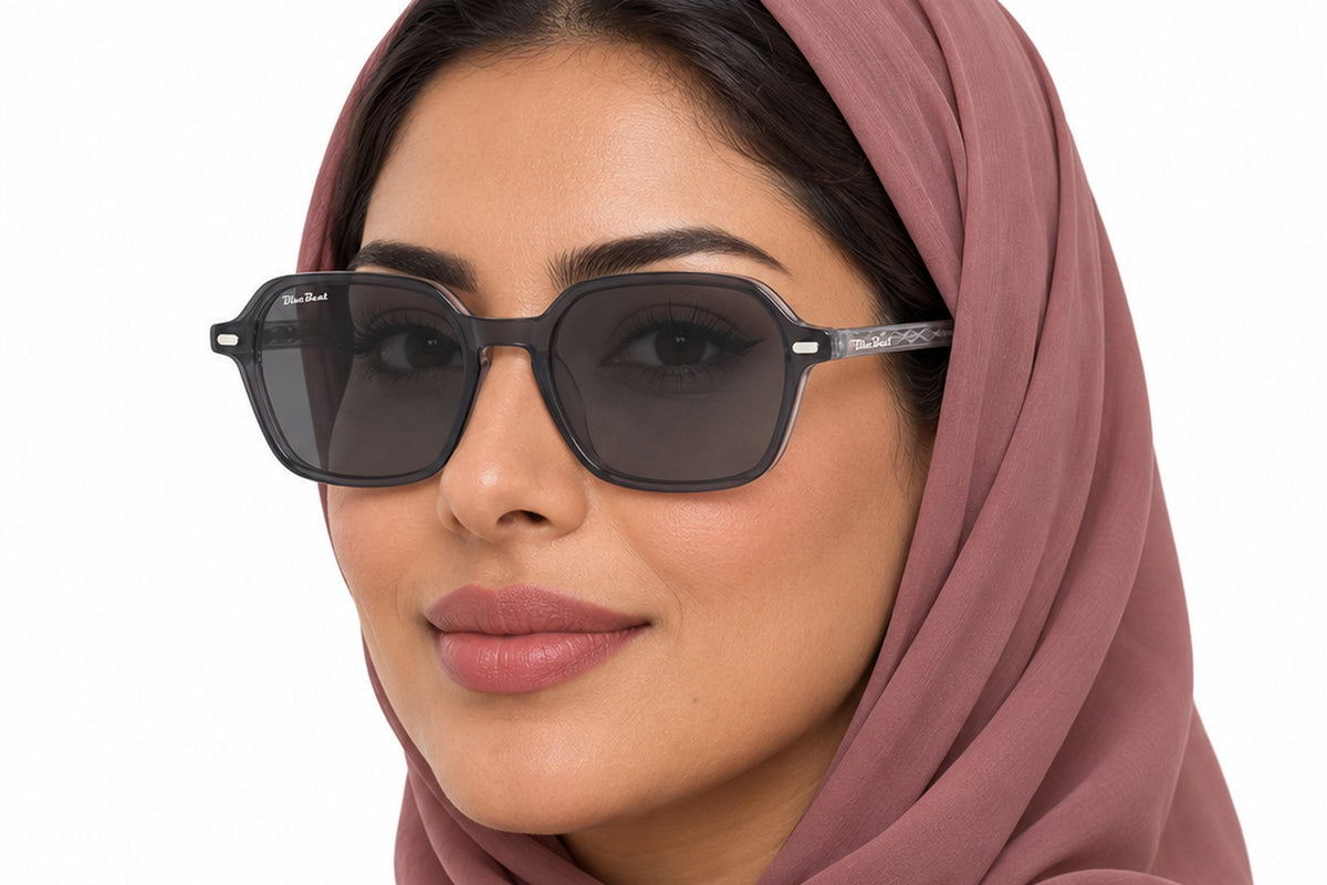 BLUE BEAT BB2027-37 Tortoise TT-C2 worn by a woman