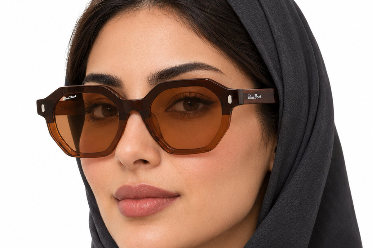 BLUE BEAT BB2027-38 Brown BR-C2 worn by a woman