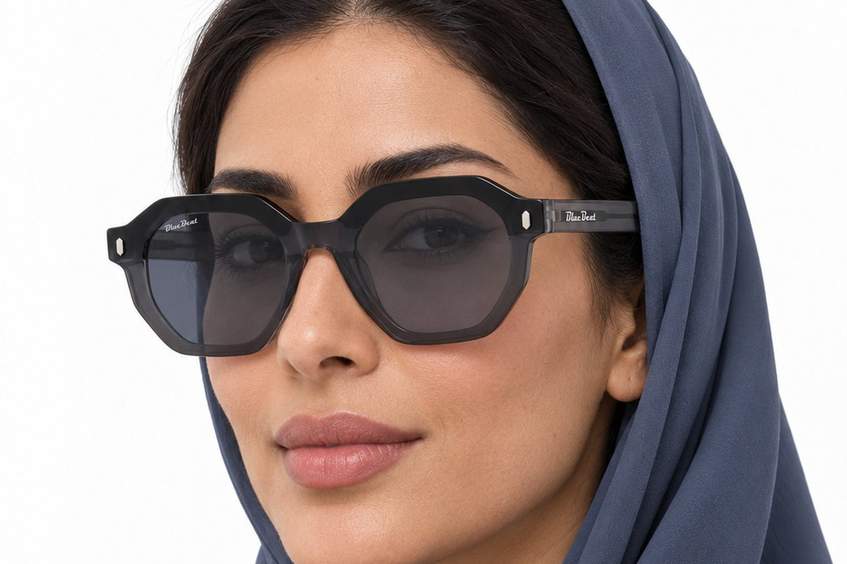 BLUE BEAT BB2027-38 Blue BU-C3 worn by a woman