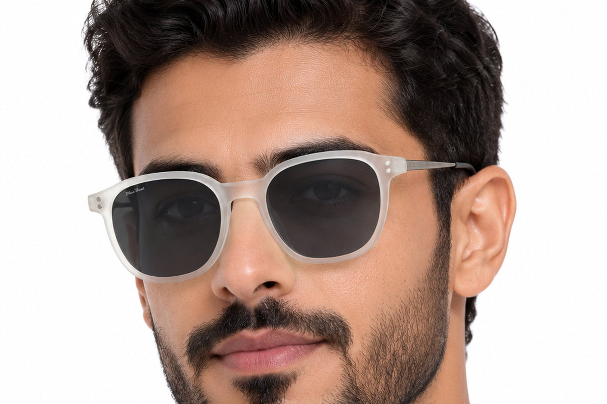BLUE BEAT BB2027-41 Tortoise TT-C3 worn by a man