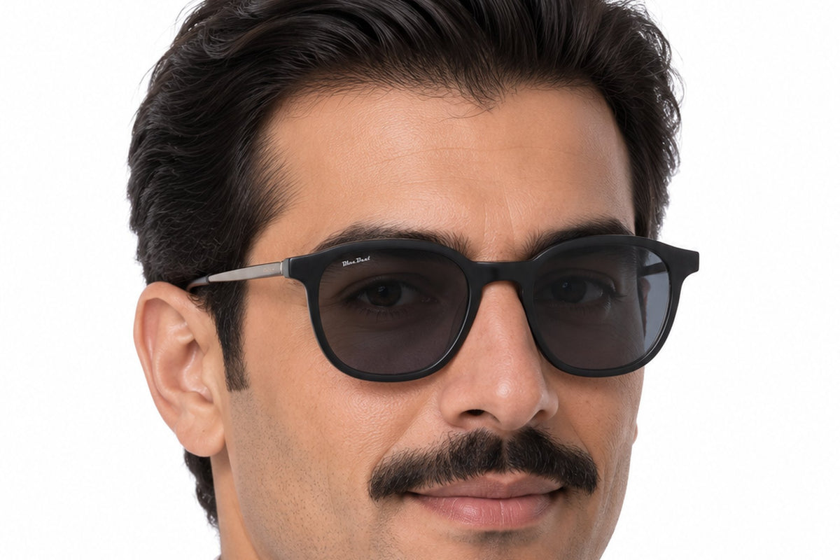 BLUE BEAT BB2027-41 Tortoise TT-C6 worn by a man