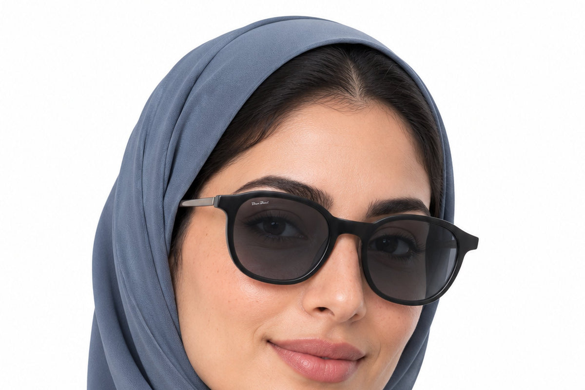 BLUE BEAT BB2027-41 Tortoise TT-C6 worn by a woman