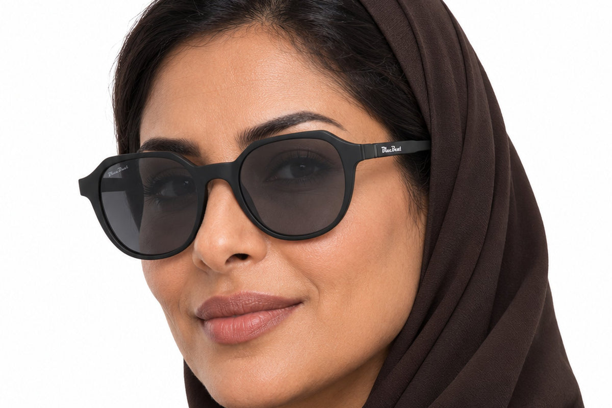 BLUE BEAT BB2027-42 Black BK-C1 worn by a woman