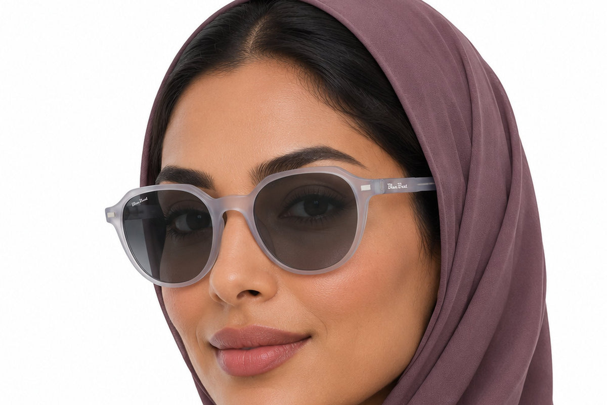 BLUE BEAT BB2027-42 Grey GY-C2 worn by a woman