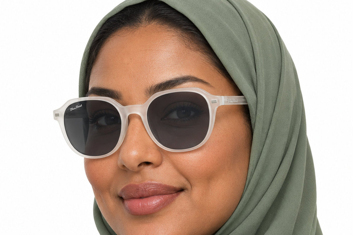 BLUE BEAT BB2027-42 Tortoise TT-C3 worn by a woman
