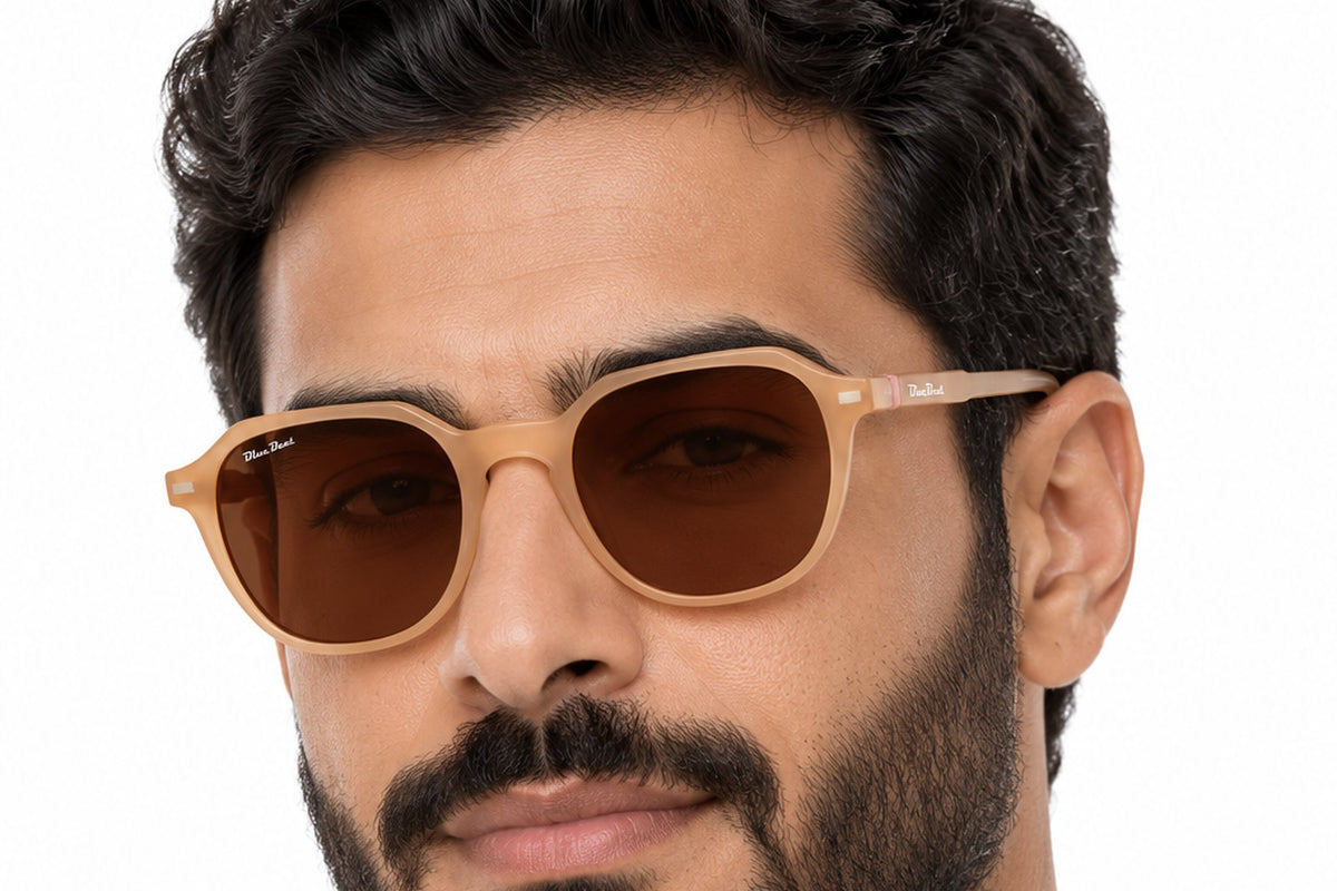 BLUE BEAT BB2027-42 Brown BR-C4 worn by a man