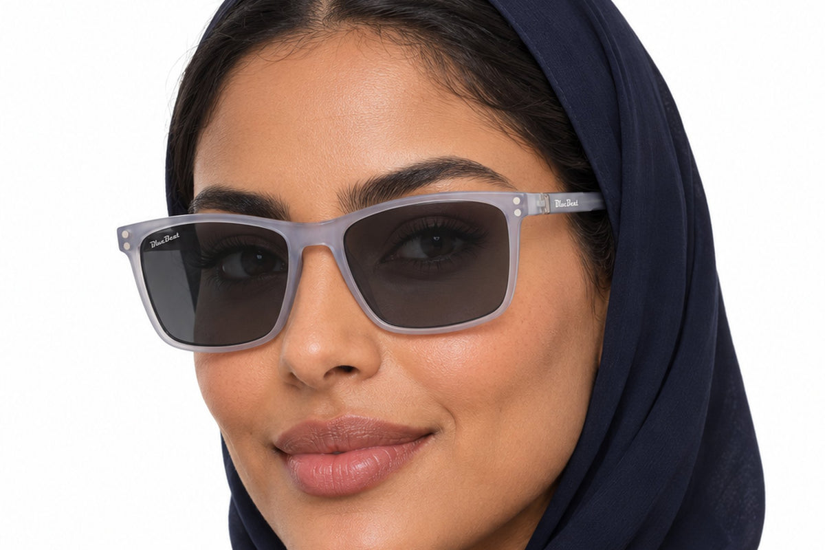 BLUE BEAT BB2027-43 Tortoise TT-C2 worn by a woman