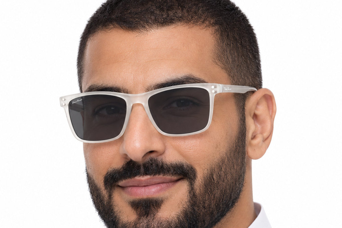BLUE BEAT BB2027-43 Tortoise TT-C3 worn by a man