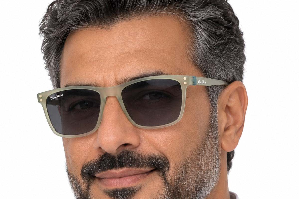 BLUE BEAT BB2027-43 Grey GY-C5 worn by a man