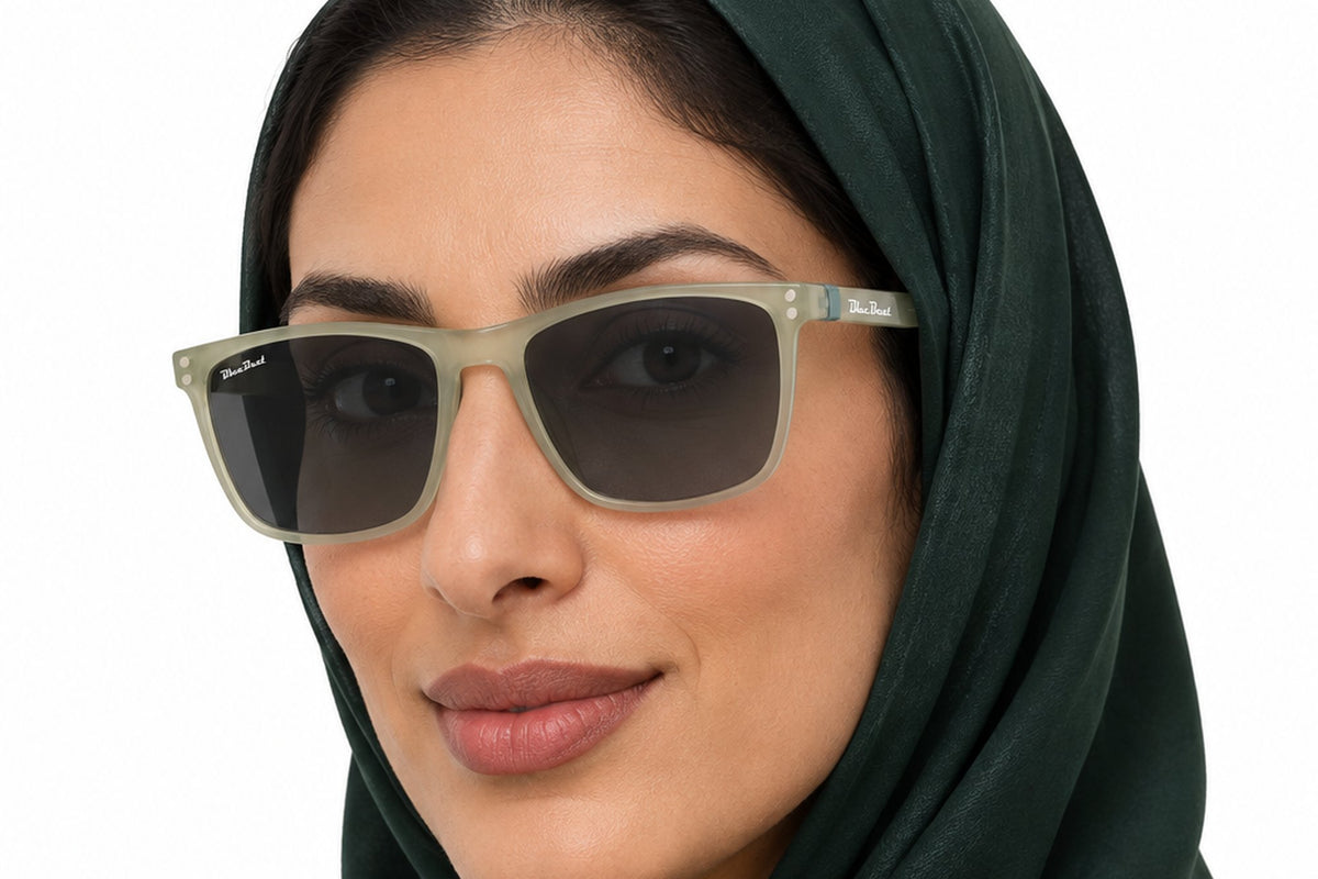 BLUE BEAT BB2027-43 Grey GY-C5 worn by a woman