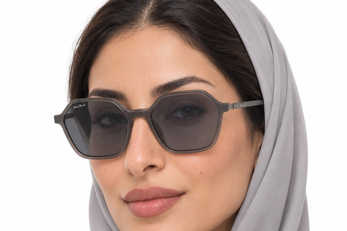 BLUE BEAT BB2027-44 Grey GY-C2 worn by a woman