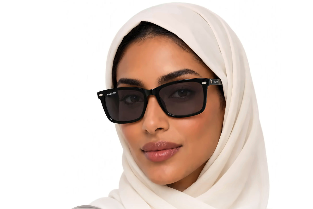 BADARO BD2027-48 Black BK-C1 worn by a woman