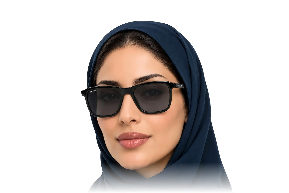 BADARO BD2027-49 Black BK-C1 worn by a woman
