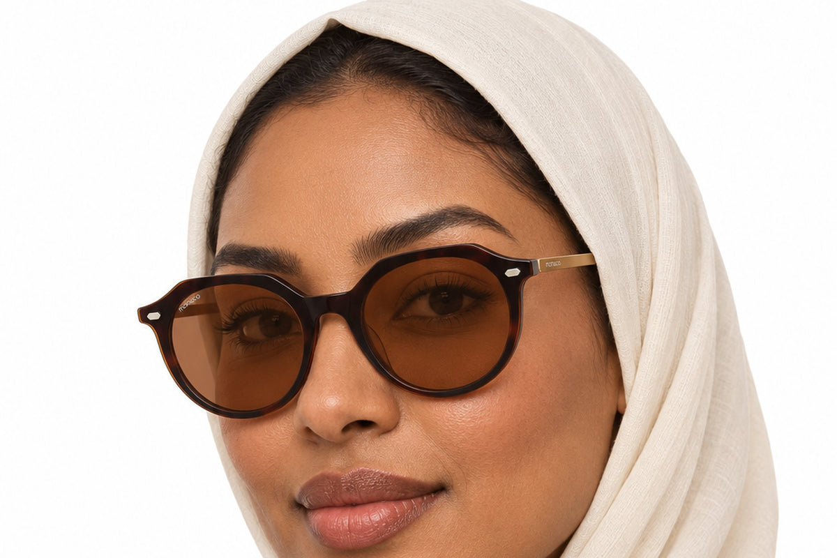 MONACO MN2027-49 Brown BR-C3 worn by a woman