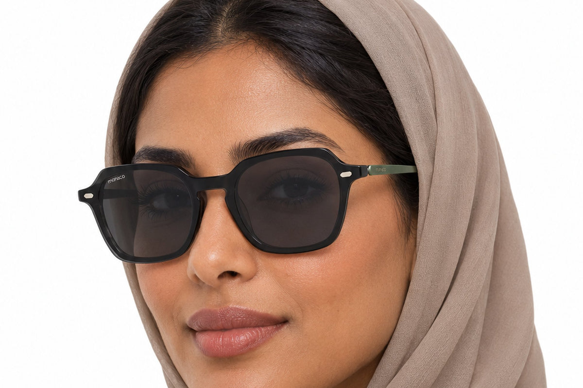 MONACO MN2027-48 Grey GY-C4 worn by a woman